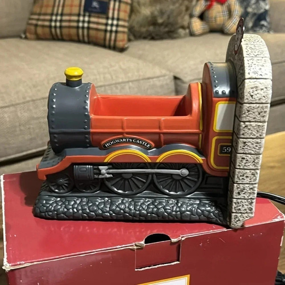 NWT SCENTSY Harry Potter Platform 9 3/4 Full Size Wax Melt Warmer Plug In - Picture 9 of 16